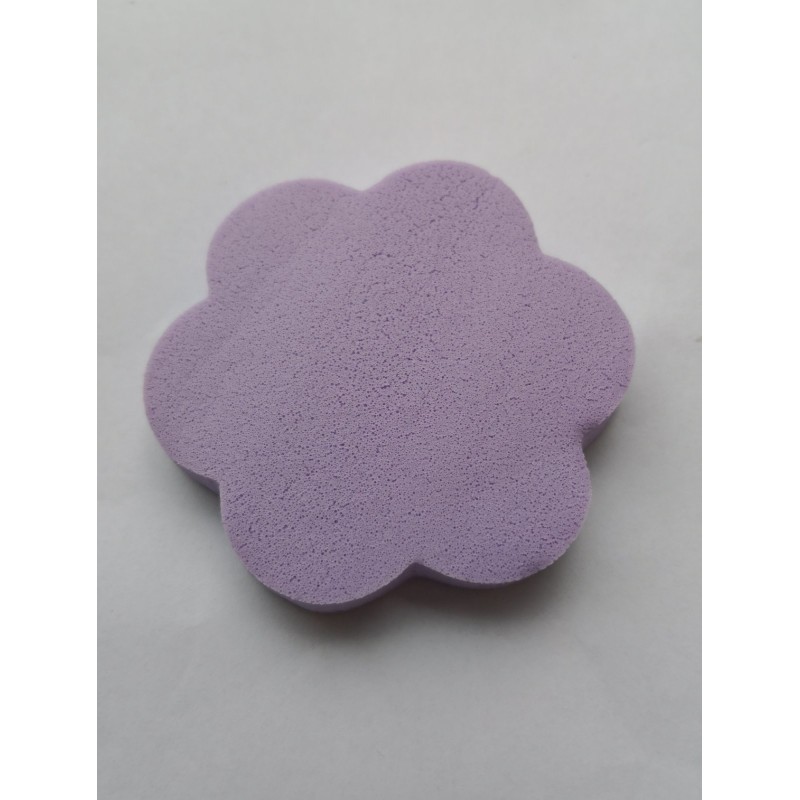 Burete colorat Salonshop pentru aplicarea uniformă și impecabilă a fondului de ten. Textură fină, non-alergenic, ideal pentru ma
